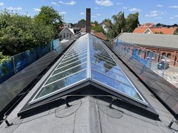 Denkmalschutz und Klimaschutz vereint auf dem Dach der Alten Maschinenhalle am Pferdemarkt. Foto: Stadt Oldenburg