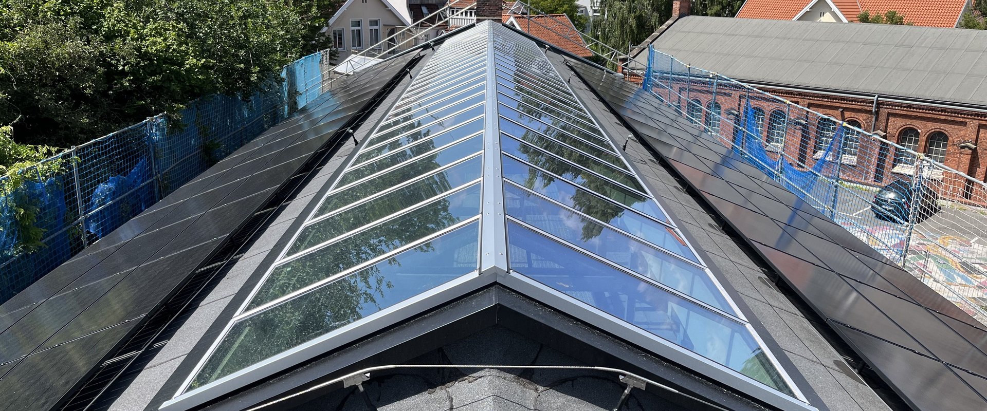 Denkmalschutz und Klimaschutz vereint auf dem Dach der Alten Maschinenhalle am Pferdemarkt. Foto: Stadt Oldenburg