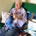 Vorschau: Eine Bewohnerin des HANSA Seniorenwohnstifts Ofenerdiek strickt mit am „Tipi“. Foto: privat.