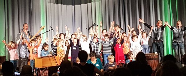 Kinderchor und Rappelkiste der Musikschule der Stadt Oldenburg. Foto: Stadt Oldenburg Kinderchor und Rappelkiste der Musikschule der Stadt Oldenburg musizieren auf der Bühne