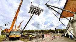 Am Haken: In Millimeterarbeit wurden die schweren Flutlichtmasten auf die vorbereiteten Fundamente gehoben.  Foto: Stadt Oldenburg