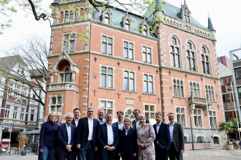 Oberbürgermeister Jürgen Krogmann mit weiteren Oberbürgermeisterinnen und Oberbürgermeister von zwölf niedersächsischen Städten. Foto: Sascha Stüber