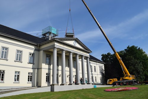Die historische „Dachlaterne“ wurde mit einem Baukran wieder auf das Kulturzentrum PFL gesetzt. Foto: Stadt Oldenburg.