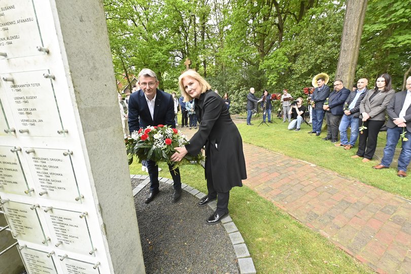 Legten in Gedenken einen Kranz nieder: Bürgermeisterin Petra Averbeck (rechts) und Pastor Christoph Fasse. Foto: Sascha Stüber