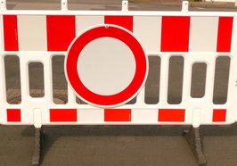 Straßensperre mit Einbahnstraßenschild. Foto: Gabi Schönemann/Pixelio.de