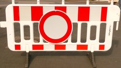Straßensperre mit Einbahnstraßenschild. Foto: Gabi Schönemann/Pixelio.de