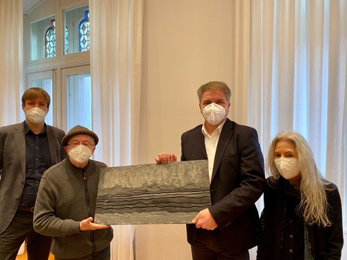 Bei der Übergabe des Kunstwerks (von links): Dr. Steffen Wiegmann (Leiter Stadtmuseum Oldenburg), Bildhauer Udo Reimann, Oberbürgermeister Jürgen Krogmann, Elfi Reimann. Foto: Stadt Oldenburg