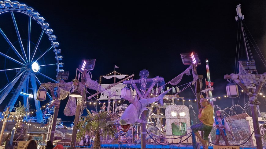 Der Piraten-Fluss und das Riesenrad auf dem Kramermarkt 2025. Foto: Stadt Oldenburg