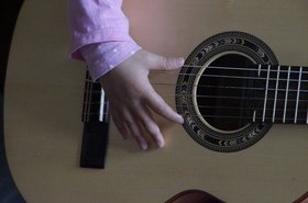 Kind spielt Gitarre. Foto: Stadt Oldenburg