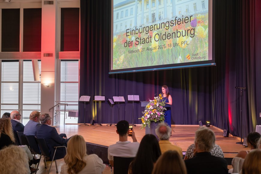 Eine Frau hält eine Rede. Foto: Sascha Stüber