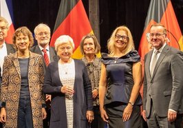 Die Preisträgerinnen des Kulturpreis Schlesien mit den Jurymitgliedern und Oberbürgermeister Jürgen Krogmann (rechts). Foto: Sascha Stüber