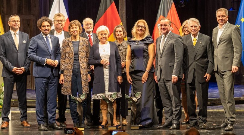 Die Preisträgerinnen des Kulturpreis Schlesien mit den Jurymitgliedern und Oberbürgermeister Jürgen Krogmann (rechts). Foto: Sascha Stüber