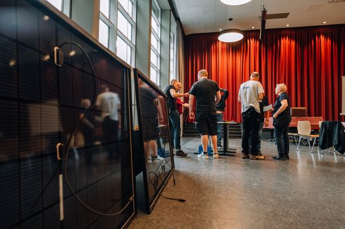 Einblick in den Workshop im Rahmen des KLIMA POP-UPs, hier die Balkon-Solaranlagen mit der notwendigen angepassten Verkabelung. Foto: Florian Skupin