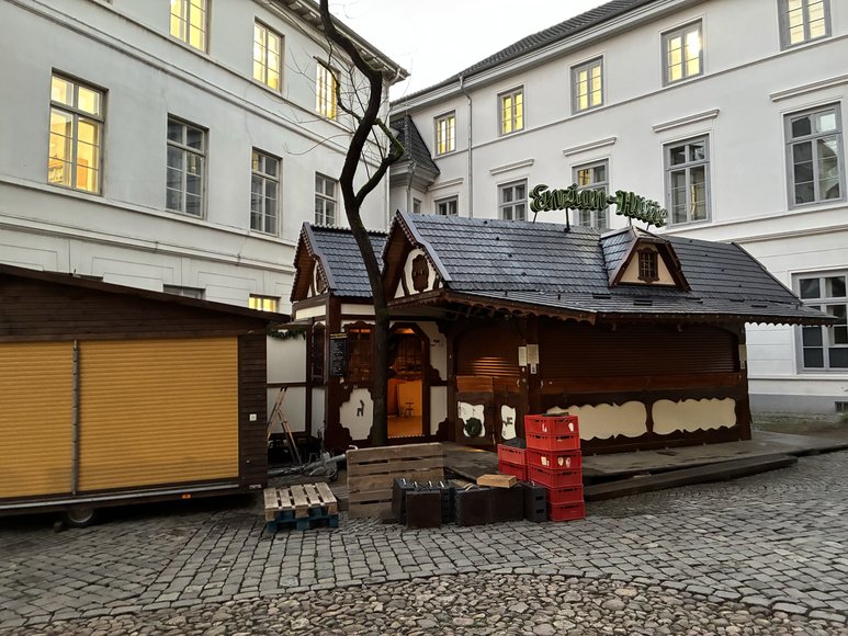 Stadt Oldenburg Die Enzian-Hütte beim Aufbau auf dem Lamberti-Markt am 17. November 2025. Foto: Stadt Oldenburg