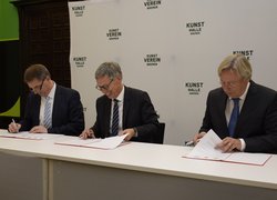 Von links: Jürgen Krogmann, Carsten Sieling und Peter den Oudsten unterzeichnen in der Kunsthalle Bremen die Absichtserklärung zur Intensivierung der Zusammenarbeit der Städte Bremen, Groningen und Oldenburg. Foto: Senatspressestelle Bremen Jürgen Krogmann, Carsten Sieling und Peter den Oudsten unterzeichnen in der Kunsthalle Bremen die Absichtserklärung zur Intensivierung der Zusammenarbeit der Städte Bremen, Groningen und Oldenburg. Foto: Senatspressestelle Bremen