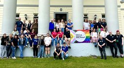 Teilnehmende des Vernetzungstreffens vor dem PFL. Foto: Hochmotiviert Oldenburg e.V.