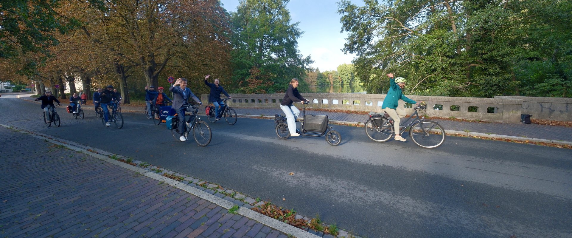 Teilnehmende der Auftaktveranstaltung bei der symbolischen Auftaktrunde zum Start von STADTRADELN in Oldenburg. Foto: Sascha Stüber