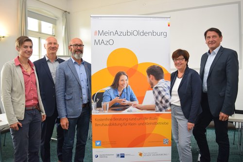 Gaben den Startschuss für #MeinAzubiOldenburg: (von links) Clarissa Dennerlein, Dr. Thomas Hildebrandt, Heiko Henke, Dagmar Sachse und Dr. Frank Lammerding. Foto: Stadt Oldenburg.