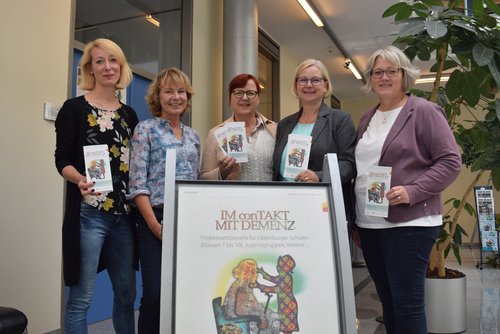 Hoffen auf viele Wettbewerbsideen von Jugendlichen: (von links) Friederike Oltmer und Regina Schmidt (Senioren- und Pflegestützpunkt Niedersachsen der Stadt Oldenburg), Claudia Oeljenschläger (Seniorenbegleitung Oldenburg Süd), Susanne Müller (Bümmersteder Seniorenbüro) und Petra Rothe (DemenzNetz Oldenburg). Foto: Stadt Oldenburg