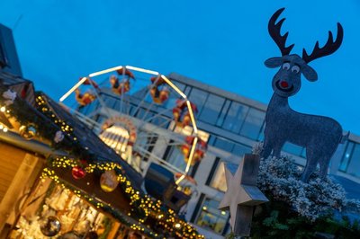 Deko an einer Hütte auf dem Lamberti-Markt 2018 mit Nostalgie-Riesenrad im Hintergrund. Foto: Sascha Stüber