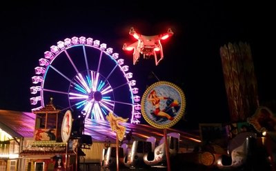 Drone mit Riesenrad im Hintergrund. Foto: Patrick Buß
