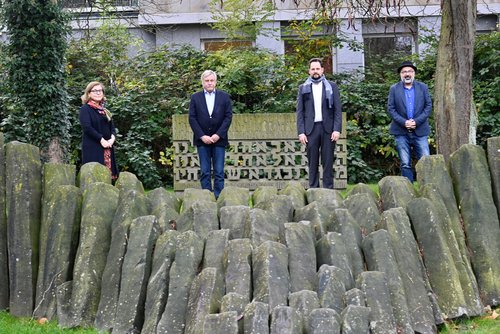 Setzen sich für die Oldenburger Erinnerungskultur ein (von links): Christiane Cordes, Leiterin des Amts für Kultur, Museen und Sport der Stadt Oldenburg, Dietmar Schütz, Vorsitzender der Oldenburger Bürgerstiftung, Dr. Maximilian Strnad, Koordinierungsstelle | Erinnerungszeichen als Vertreter der Landeshauptstadt München und Farschid Ali Zahedi, Werkstattfilm e.V.. Foto: Sascha Stüber