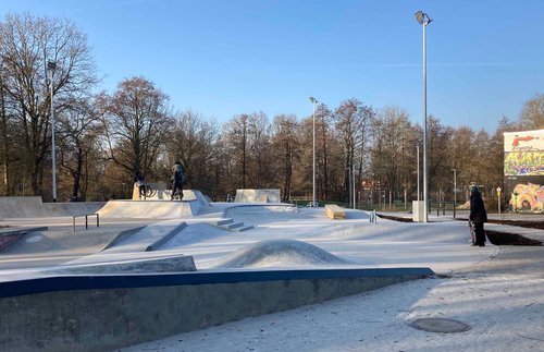 Trotz Frost wurde die neue Skateanlage schon getestet und kann ab sofort nach Herzenslust befahren werden. Foto: Stadt Oldenburg Foto: Stadt Oldenburg
