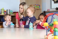 Erzieherin mit Kindern. Foto: RioPatuca Images/Fotolia Erzieherin mit Kindern. Foto: RioPatuca Images/Fotolia