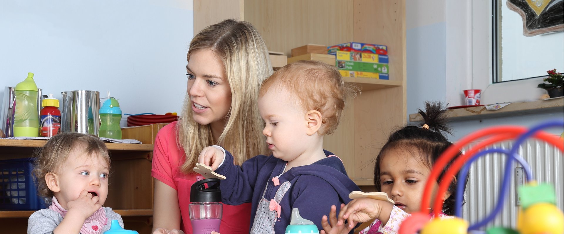 Erzieherin mit Kindern. Foto: RioPatuca Images/Fotolia