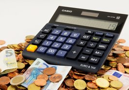 Geld mit Taschenrechner. Foto: Pixabay/Pexels