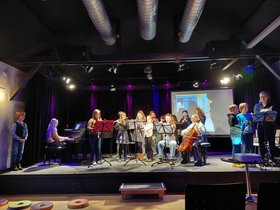 Kinder auf der Bühne. Foto: Stadt Oldenburg