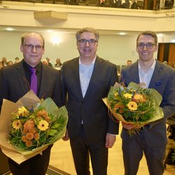 Oberbürgermeister Jürgen Krogmann beglückwünschte Jan Bembennek (links) und Holger Denckmann (rechts) am 24. Februar im Rat zu ihrer Wahl als neue Dezernenten. Foto: Sascha Stüber