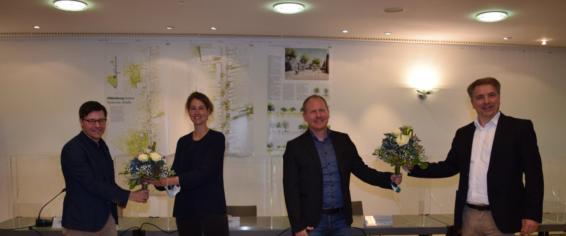 Oberbürgermeister Jürgen Krogmann (rechts) und Stadtbaurat Sven Uhrhan (links) beglückwünschten Franziska Schadzek und Christian Adams zum Siegerentwurf. Foto: Stadt Oldenburg