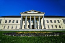 Buntes Beet vor dem Kulturzentrum PFL.
