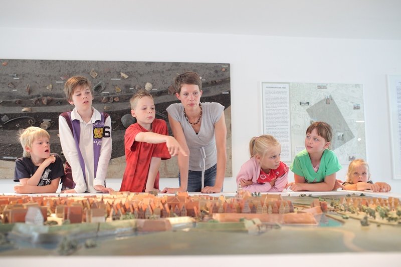 Kinder betrachten ein Stadtmodell. Foto: Markus Hibbeler