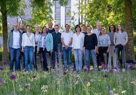 Vertreterinnen und Vertreter des Bündnisses Kommunen für biologische Vielfalt e.V., der lokalen Arbeitsgruppe und der Stadt, darunter Stadtbaurätin Christine-Petra Schacht (fünfte von links). Foto: Sascha Stüber