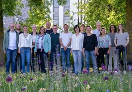 Vertreterinnen und Vertreter des Bündnisses Kommunen für biologische Vielfalt e.V., der lokalen Arbeitsgruppe und der Stadt, darunter Stadtbaurätin Christine-Petra Schacht (fünfte von links). Foto: Sascha Stüber