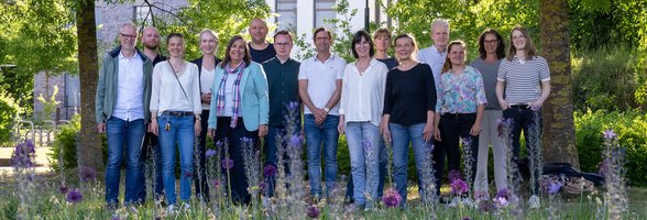 Vertreterinnen und Vertreter des Bündnisses Kommunen für biologische Vielfalt e.V., der lokalen Arbeitsgruppe und der Stadt, darunter Stadtbaurätin Christine-Petra Schacht (fünfte von links). Foto: Sascha Stüber