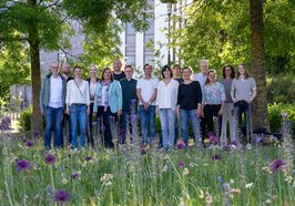 Vertreterinnen und Vertreter des Bündnisses Kommunen für biologische Vielfalt e.V., der lokalen Arbeitsgruppe und der Stadt, darunter Stadtbaurätin Christine-Petra Schacht (fünfte von links). Foto: Sascha Stüber