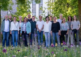 Vertreterinnen und Vertreter des Bündnisses Kommunen für biologische Vielfalt e.V., der lokalen Arbeitsgruppe und der Stadt, darunter Stadtbaurätin Christine-Petra Schacht (fünfte von links). Foto: Sascha Stüber