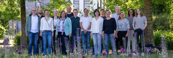 Vertreterinnen und Vertreter des Bündnisses Kommunen für biologische Vielfalt e.V., der lokalen Arbeitsgruppe und der Stadt, darunter Stadtbaurätin Christine-Petra Schacht (fünfte von links). Foto: Sascha Stüber