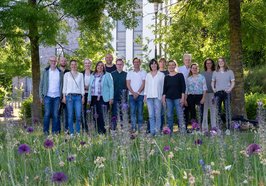 Vertreterinnen und Vertreter des Bündnisses Kommunen für biologische Vielfalt e.V., der lokalen Arbeitsgruppe und der Stadt, darunter Stadtbaurätin Christine-Petra Schacht (fünfte von links). Foto: Sascha Stüber
