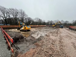 Blick in die Baugrube: Hier entsteht das neue Sport- und Gesundheitsbad am Flötenteich. Foto: Sascha Stüber