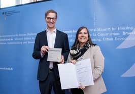 Dietmar Horn (Bundesministerium für Wohnen, Stadtentwicklung und Bauwesen) mit Stadtbaurätin Christine-Petra Schacht bei der Bekanntgabe der Klimaquartiere. Foto: Benjamin Pritzkuleit