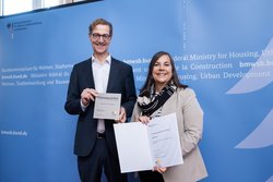 Dietmar Horn (Bundesministerium für Wohnen, Stadtentwicklung und Bauwesen) mit Stadtbaurätin Christine-Petra Schacht bei der Bekanntgabe der Klimaquartiere. Foto: Benjamin Pritzkuleit