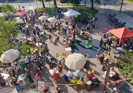 Gemeinsam feiern ist am schönsten: Viele Kreyenbrückerinnen und Kreyenbrücker folgen der Einladung vom Arbeitskreis Kreyenbrück und der Planungsgruppe des Farbenfroh Kulturfestivals zum Stadtteilfest, das alle zwei Jahre auf dem kleinen Klingenbergplatz stattfindet. Foto: Stadt Oldenburg