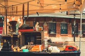 Gegenstände die auf einem Flohmarkt verkauft werden