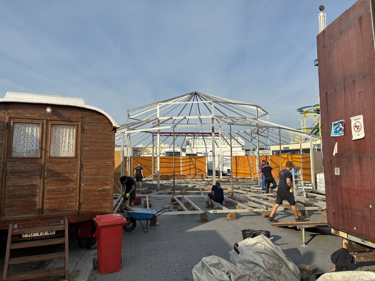 Das Spiegelzelt beim Aufbau am 29. September 2026. Foto: Stadt Oldenburg