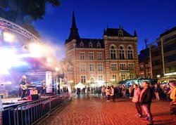 Altstadtfest in Oldenburg 2017 - Bühne auf dem Rathausmarkt. Foto: Hans-Jürgen Zietz