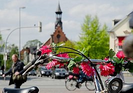 Fahrräder und Autos in Oldenburg am Julius-Mosen-Platz. Foto: Peter Duddek